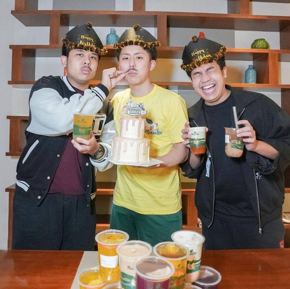 Tomohiro Yamashita dan rekan (instagram.com/tomoyama32)