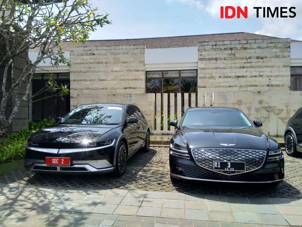 Antrean Panjang, Mobil Iriana Terparkir di Hotel Sofitel