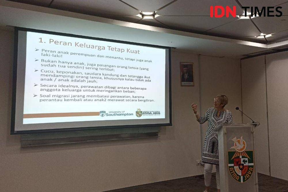 Pemaparan studi komparatif tentang jaringan perawatan lansia di Indonesia hasil kolaborasi Unika Atma Jaya dan University of Southampton oleh Dr Elisabeth Schroeder-Butterfill pada Selasa (15/11/2022). (IDN Times/Lia Hutasoit)