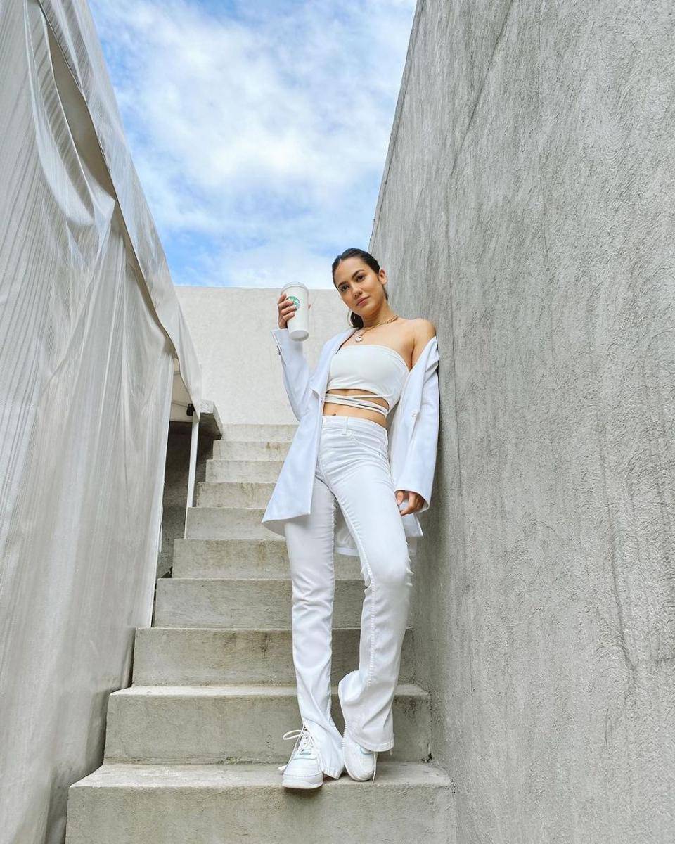 Pevita Pearce dengan sneakersnya (instagram.com/pevpearce)
