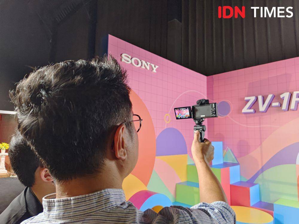 merekam tetap stabil dengan Sony ZV-1F (IDN Times/Alfonsus Adi Putra)