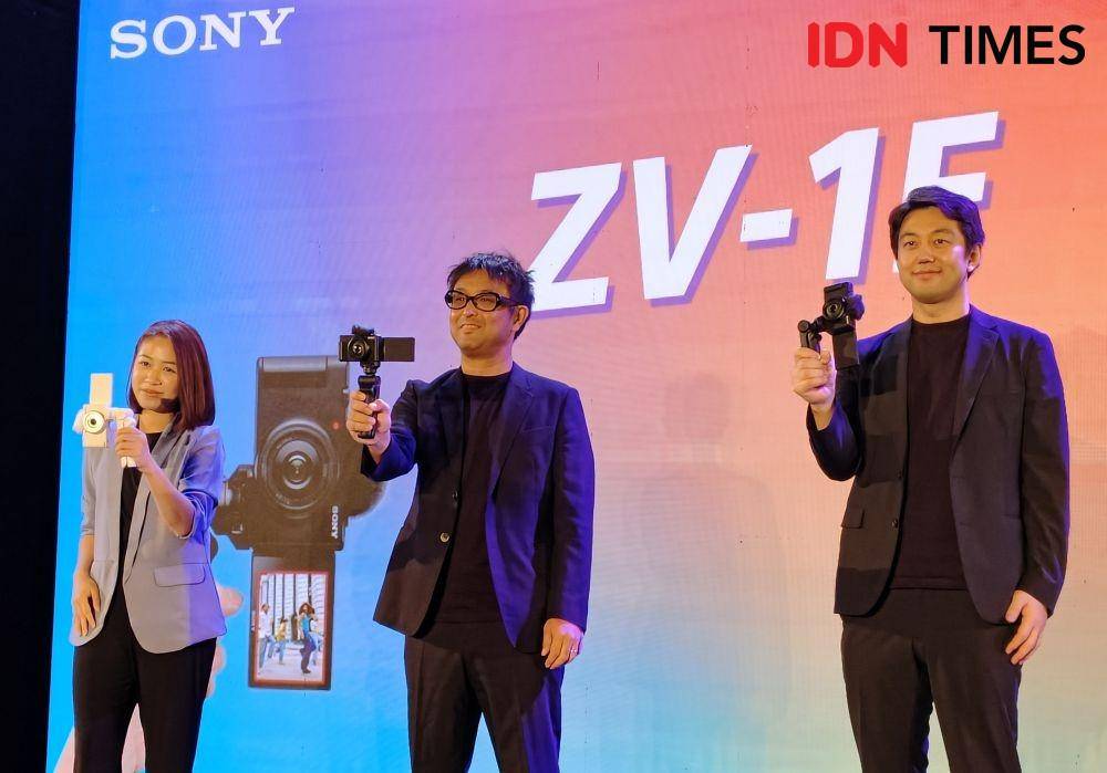 (kiri-kanan): Fae Adelia - Product Marketing Digital Imaging PT Sony Indonesia; Koji Sekiguchi - President Director PT Sony Indonesia, dan Hatanaka Takeshi - Head of Digital Imaging Product Marketing PT Sony Indonesia menghadiri peluncuran Sony ZV-1F. (IDN Times/Alfonsus Adi Putra)