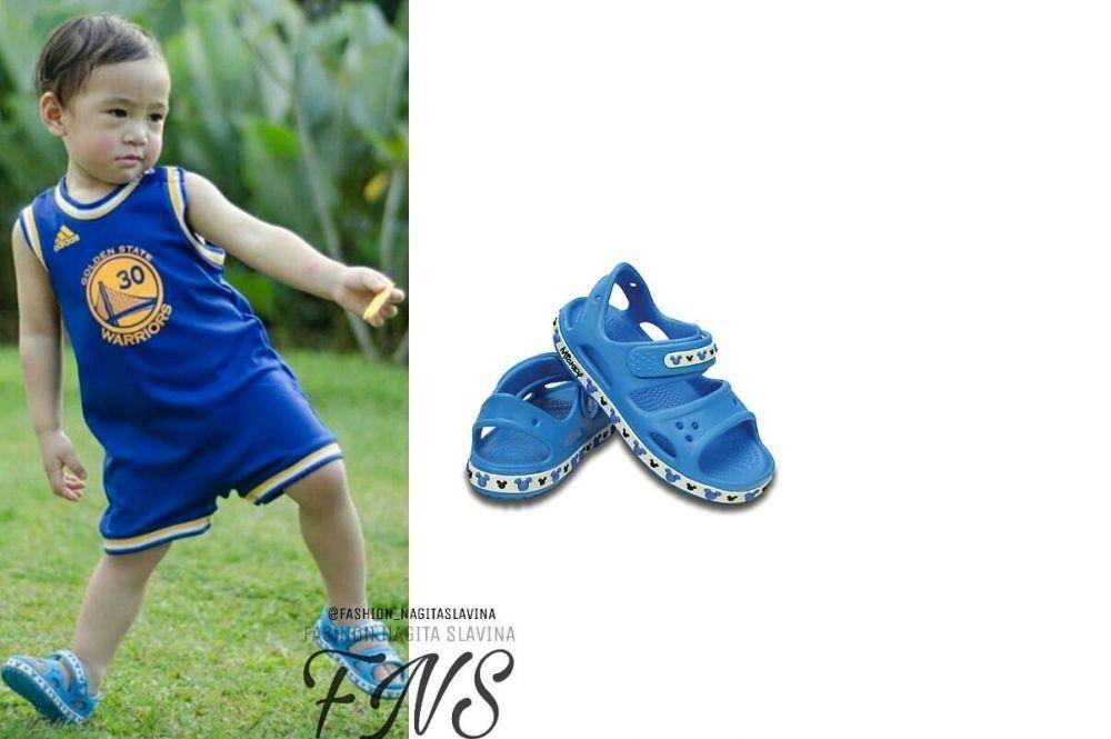 Rafathar memakai sandal dari merk Crocs (instagram.com/fashion_nagitaslavina)