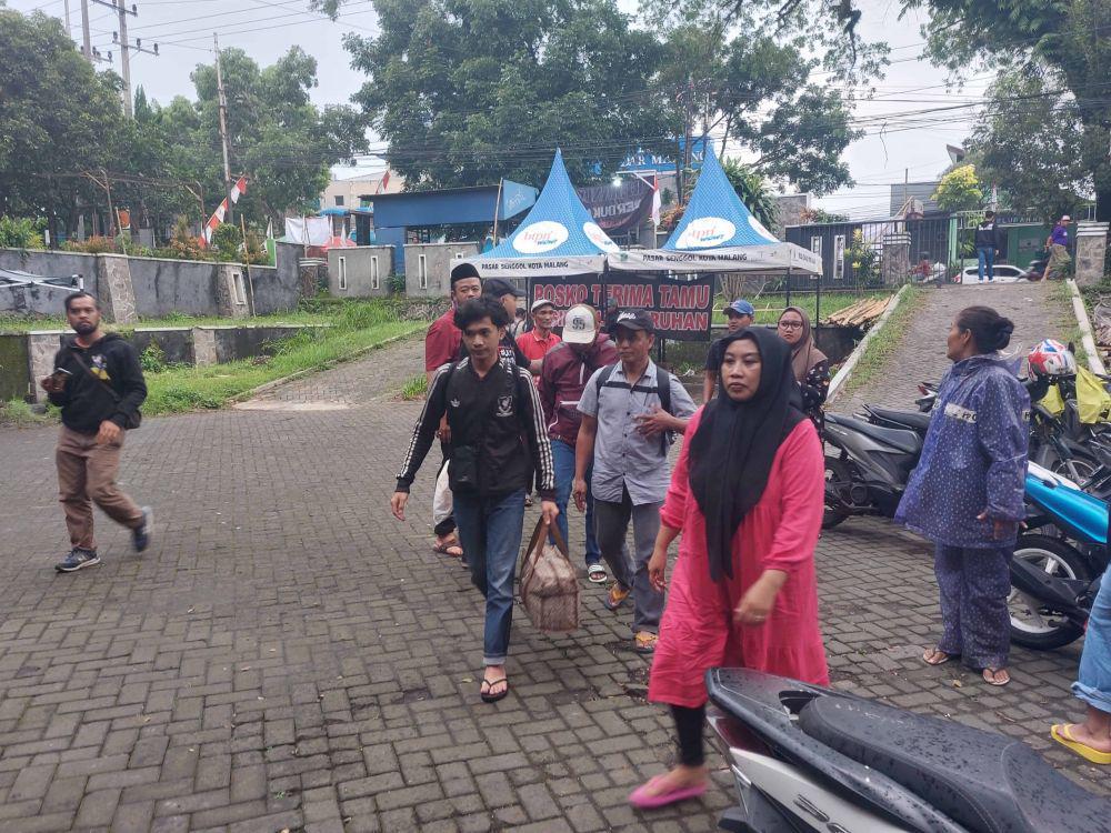 Keluarga korban tragedi Kanjuruhan saat bersiap berangkat ke Jakarta. IDN Times/Alfi Ramadana