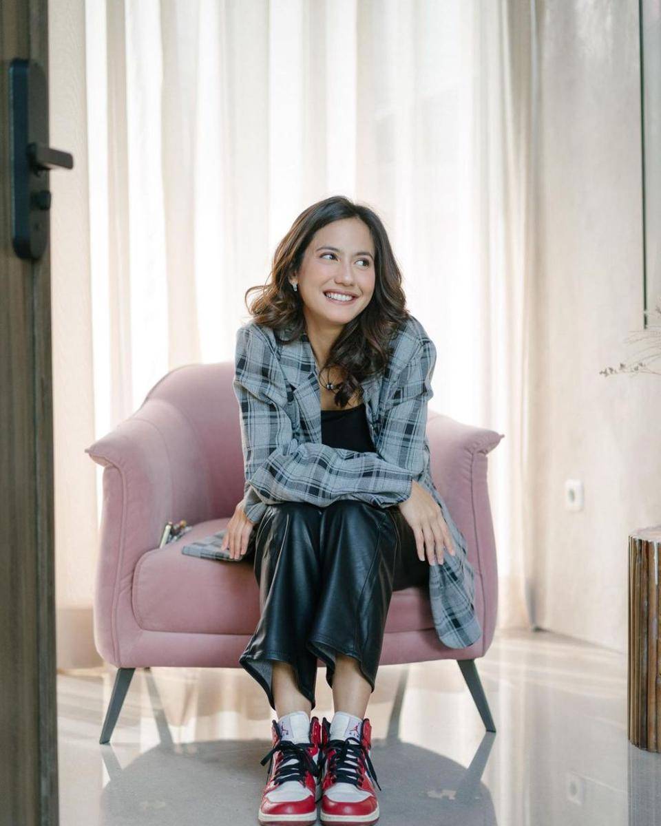 Pevita Pearce dengan sneakersnya (instagram.com/pevpearce)