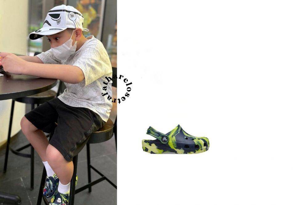 Rafathar memakai sandal dari merk Crocs (instagram.com/rafatharcloset)
