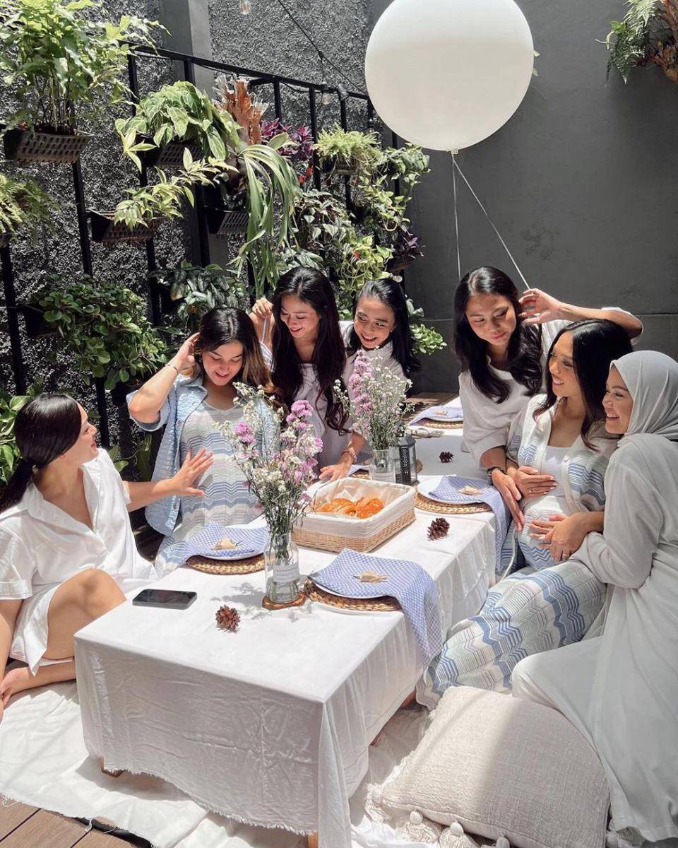 potret Tasya Farasya dan Becky (instagram.com/rebeccaasay)