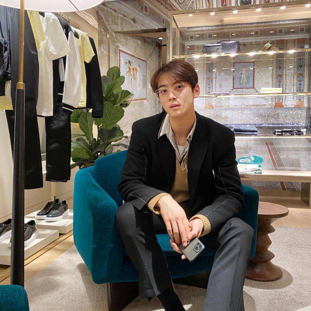 Cha Eun Woo (instagram.com/eunwo.o_c)