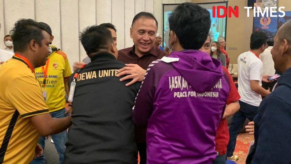 Ketua Umum PSSI, Mochamad Iriawan bersama perwakilan suporter. (IDN Times/Tino).
