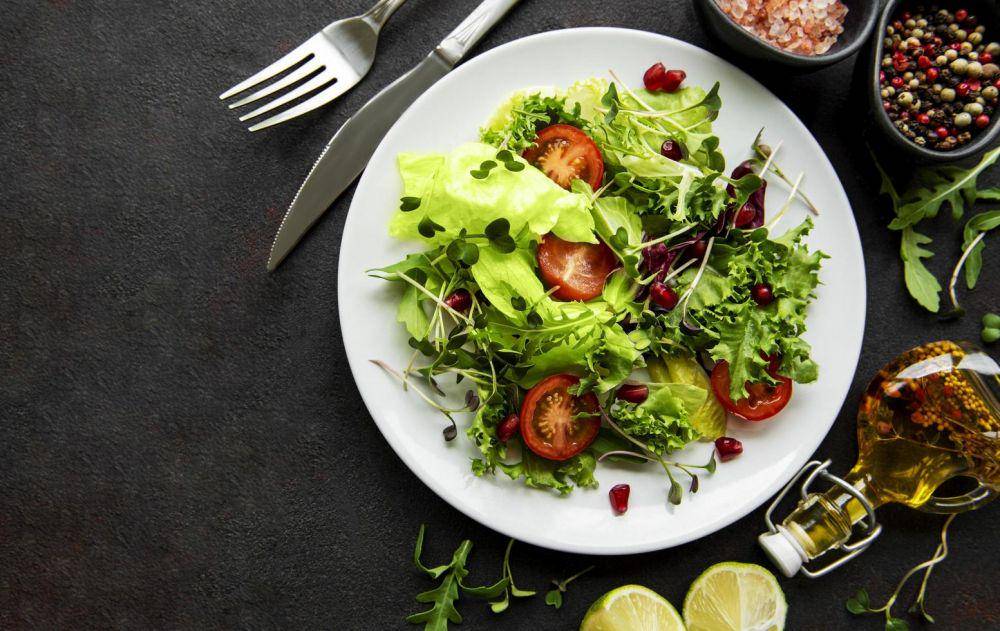 Ilustrasi salad sayur (vecteezy.com/Елена Рудьо)