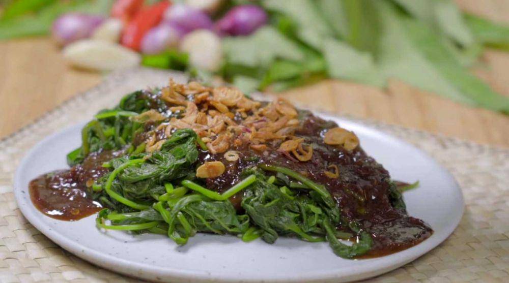 rujak kangkung (youtube.com/Tastemade Indonesia)