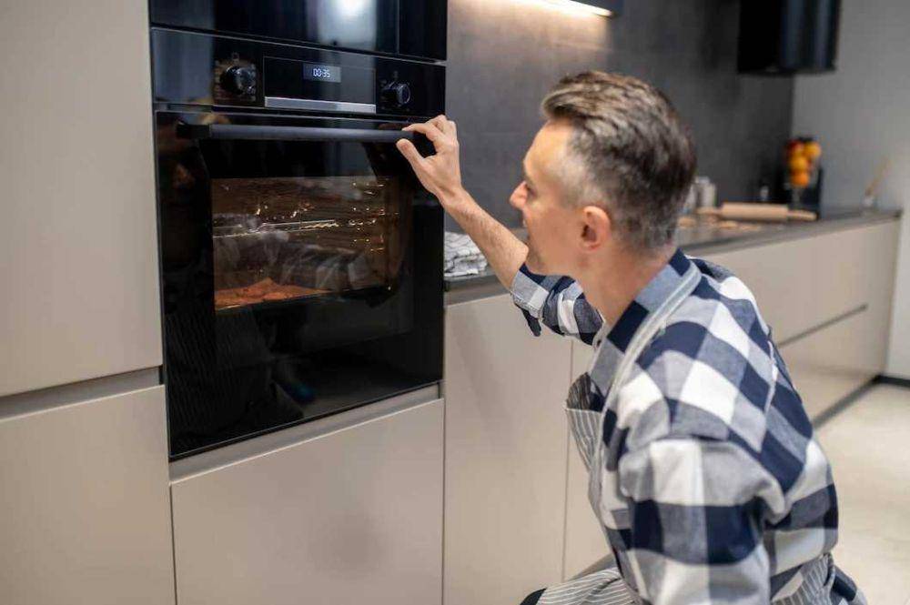 ilustrasi memanggang dengan oven (freepik.com/zinkevych)