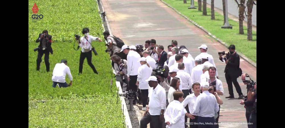 Jokowi pamer bibit mangrove, Joe Biden asyik ngobrol dengan Macron (YouTube/Sekretariat Presiden)