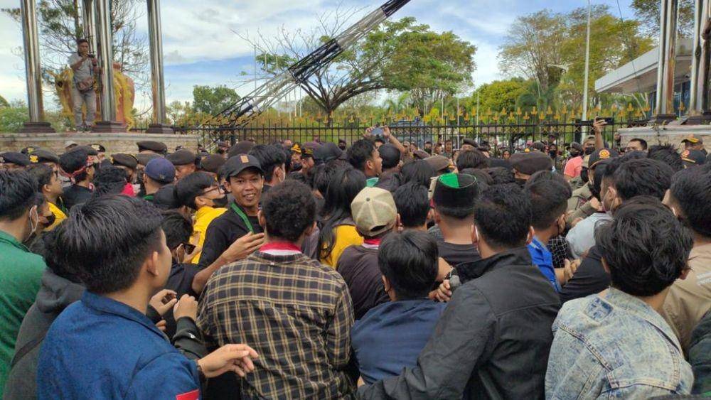 Mahasiswa di Kalteng saat mendatangi Kantor Gubernur Kalteng, menggelar aksi demo (dok. Istimewa)