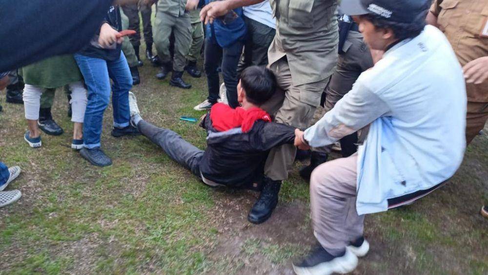Mahasiswa yang tergabung dalam Gerakan Rakyat Merdeka (GERAM) terinjak saat demo di depan kantor Gubernur Kalteng (dok. Istimewa)