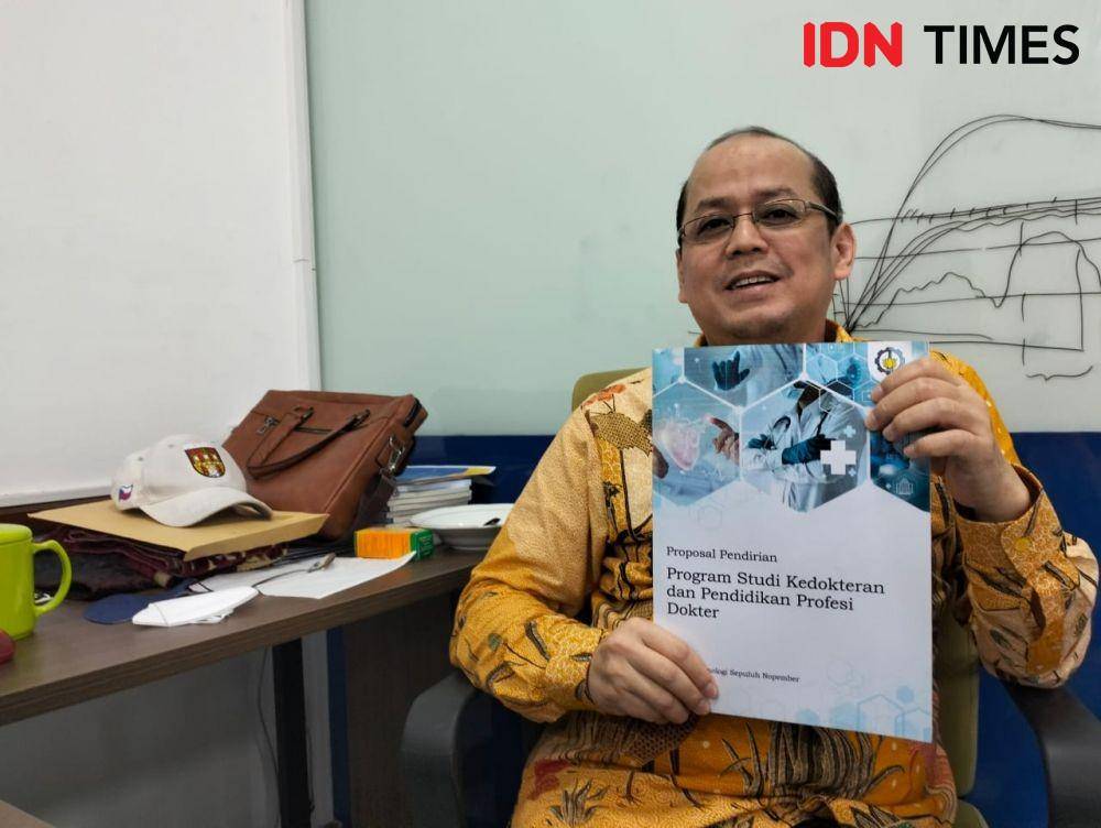 Kaprodi Teknologi Kedokteran, Fakultas Teknologi Elektro dan Informatika Cerdas (F-TEIC) Dr Ir Adhi Dharma Wibawa ditemui, Rabu (16/11/2022). (IDN Times/Khusnul Hasana).