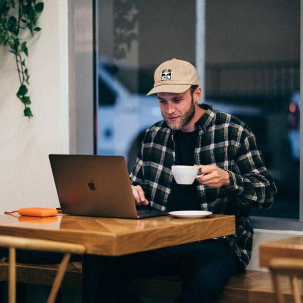 Ilustrasi cowok nongkrong di kedai kopi (unsplash/KAL VISUALS)