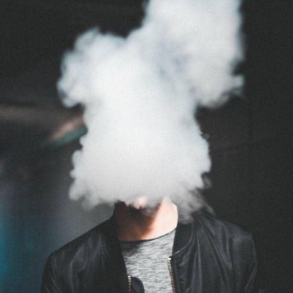 Ilustrasi pria merokok vape (unsplash/Luther.M.E. Bottrill)