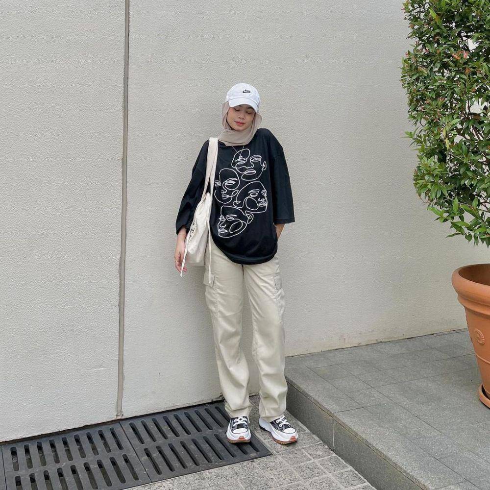 ide OOTD dengan celana cargo ala Nola Clara (instagram.com/nolaclr.a)