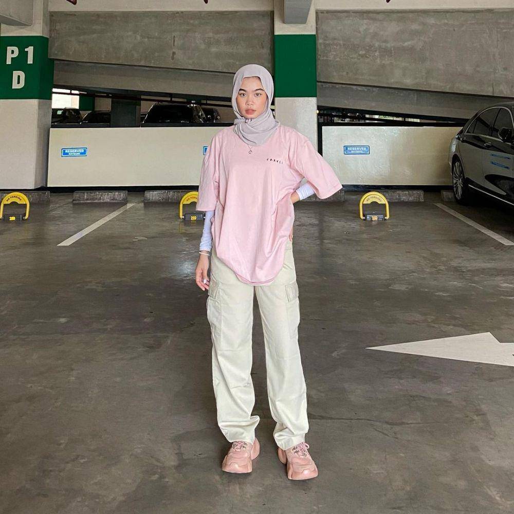 ide OOTD dengan celana cargo ala Nola Clara (instagram.com/nolaclr.a)