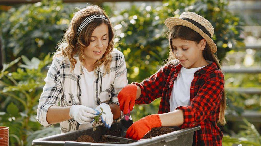 ilustrasi ibu dan anak sedang berkebun (pexels.com/Gustavo Fring)
