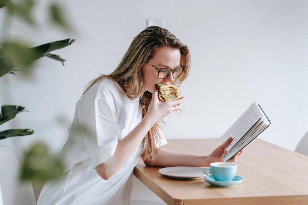 ilsutrasi anak kost (pexels.com/@george-milton)
