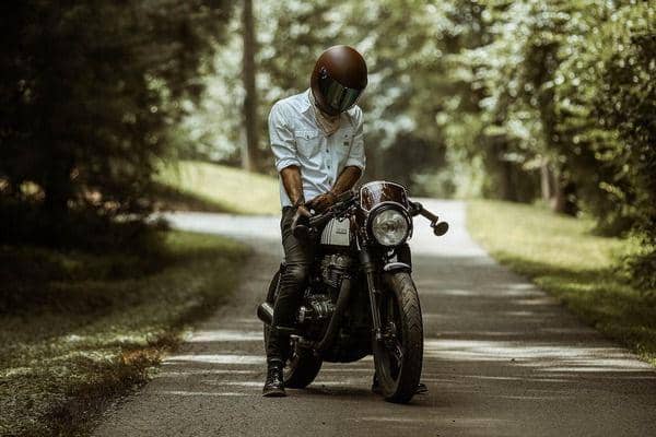 Ilustrasi pria menaiki motor modifikasi (unsplash/Roberto Nickson)