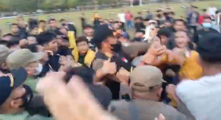 Massa aksi saat terlibat bentrok dengan Satpol PP (dok. Istimewa)