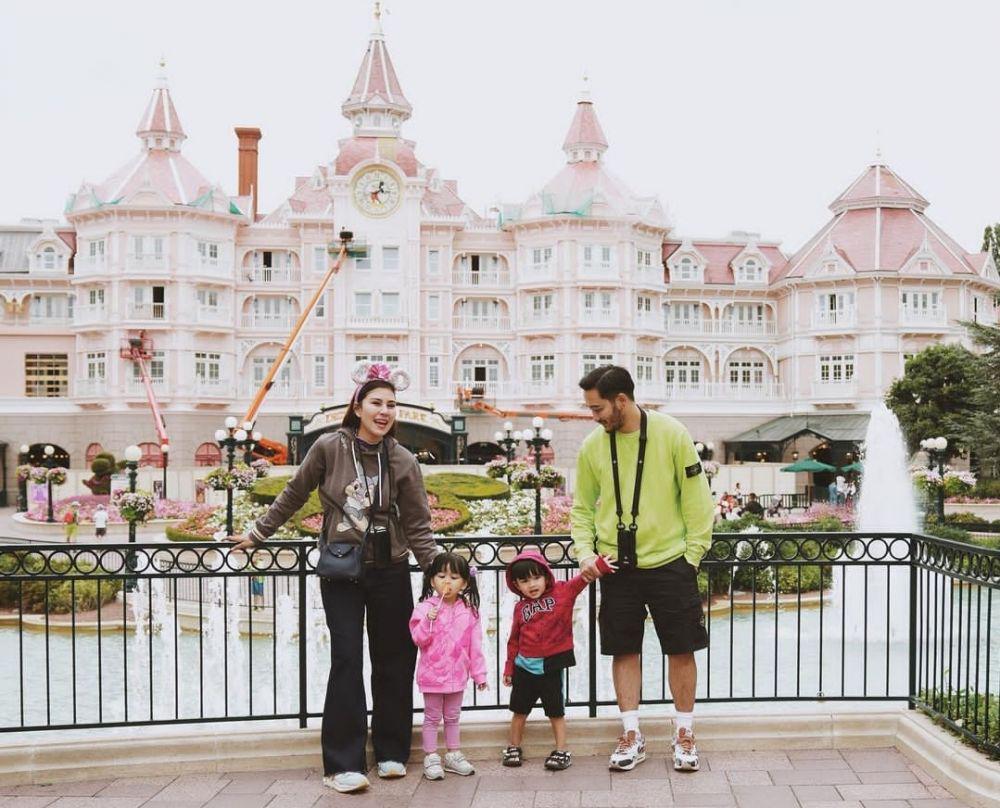 9 Potret Seru Syahnaz dan Jeje Ajak Anak Kembarnya Main ke Disneyland