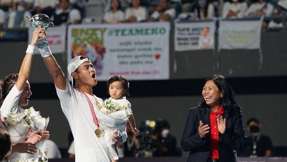 Dion Wiyoko dan buah hati (instagram.com/yayukbasuki_)
