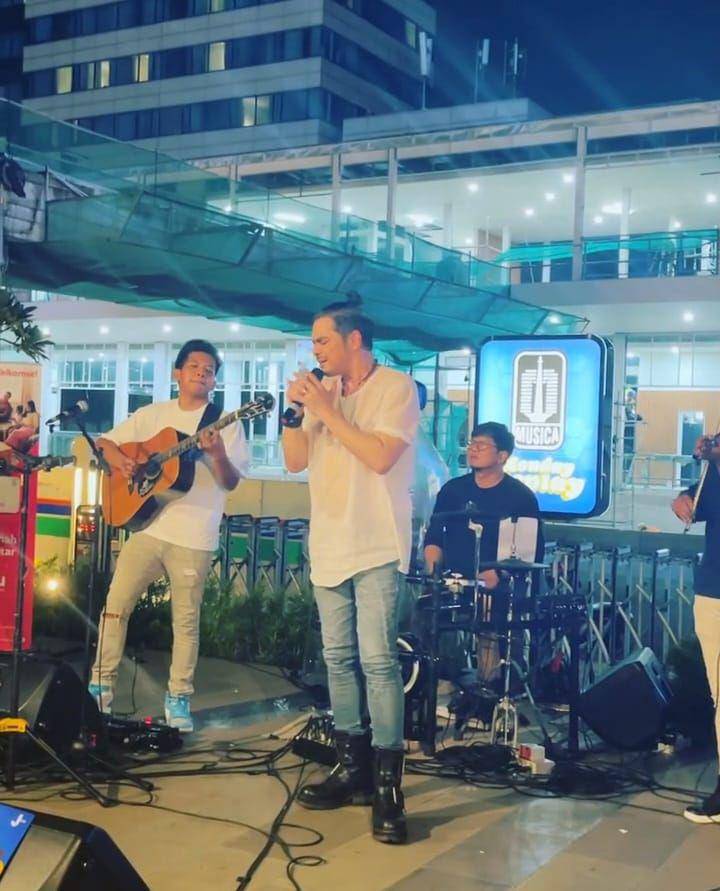 potret aksi panggung Thomas Djorghi (instagram.com/riamartha12)