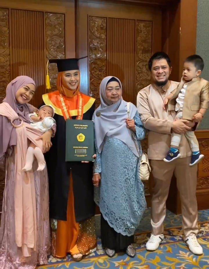 potret wisuda Oki Setiana Dewi (instagram.com/okisetianadewi)