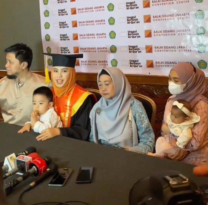 potret wisuda Oki Setiana Dewi (instagram.com/okisetianadewi)