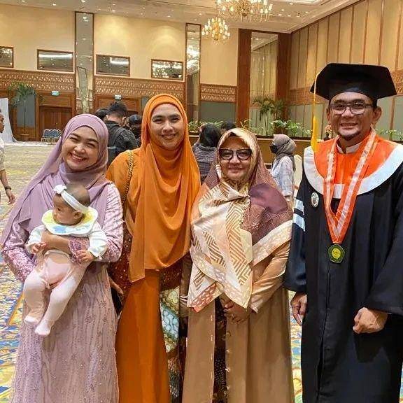 potret wisuda Oki Setiana Dewi (instagram.com/subkialbughury_)