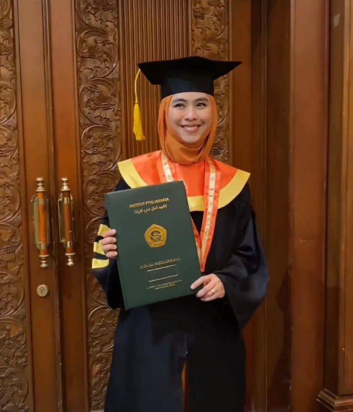 potret wisuda Oki Setiana Dewi (instagram.com/okisetianadewi)