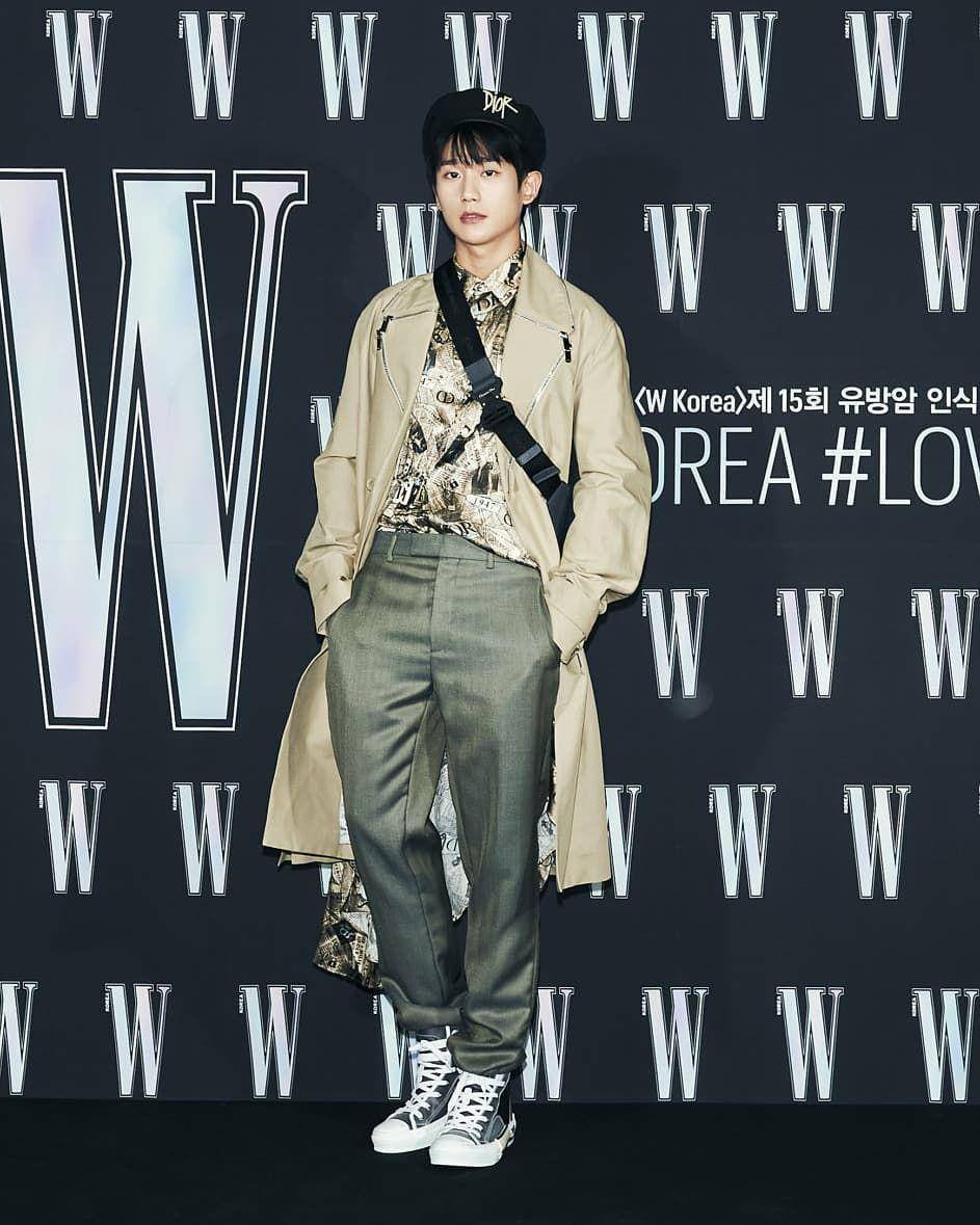 gaya layering outfit ala Jung Hae In (instagram.com/holyhaein)