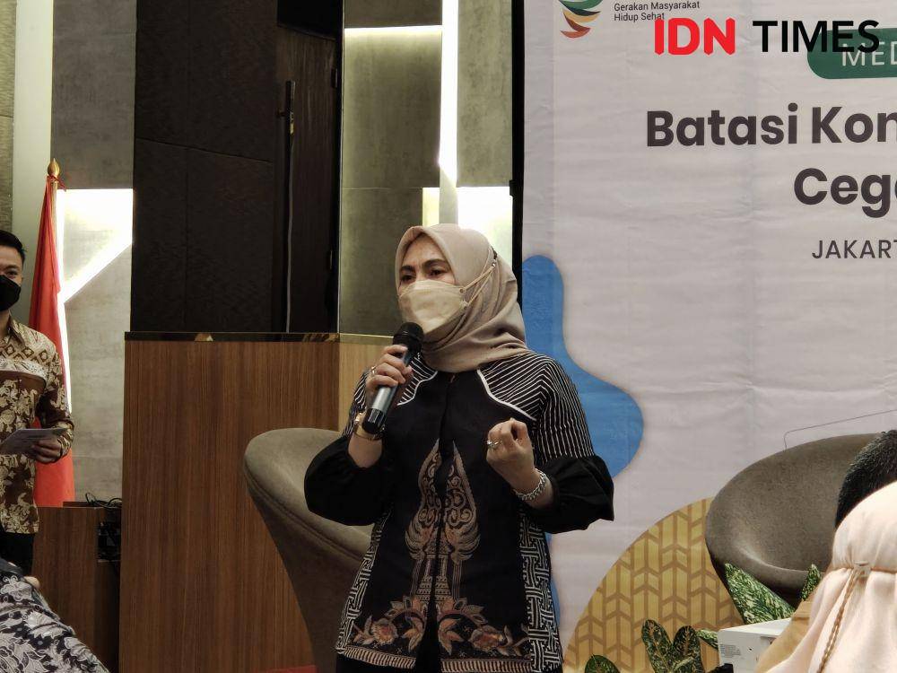 Direktur Pencegahan dan Pengendalian Penyakit Tidak Menular (P2PTM) Kemenkes RI, Dr. Eva Susanti, S.Kp., M.Kes, memberikan pemaparan di perhelatan "Batasi Konsumsi Gula untuk Cegah Diabetes” oleh Nutrifood pada Kamis (17/11). (IDN Times/Alfonsus Adi Putra)