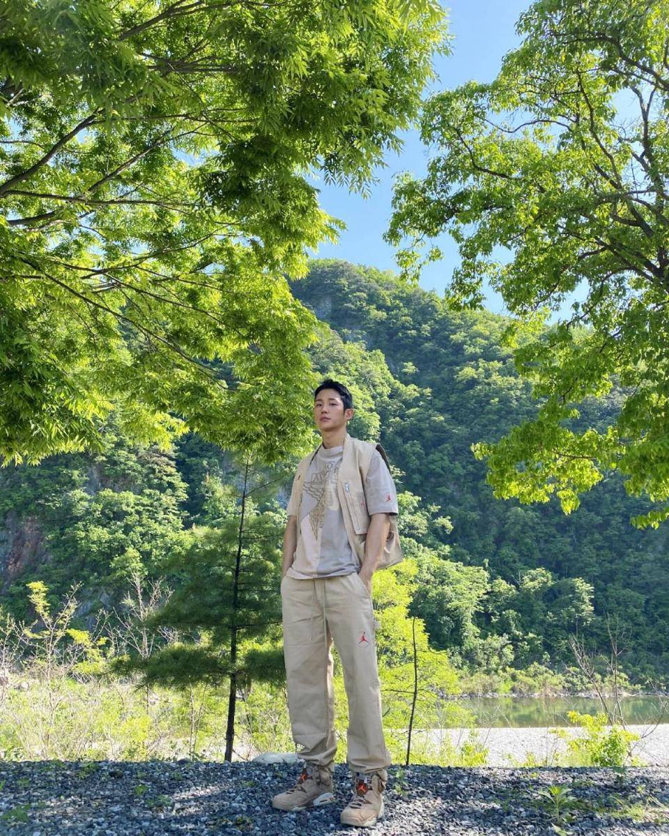 gaya layering outfit ala Jung Hae In (instagram.com/holyhaein)
