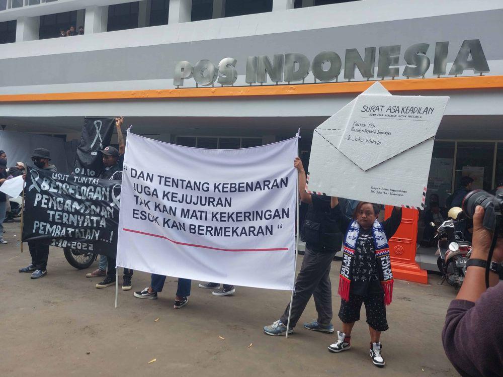 Tuntut Keadilan, Aremania Kirim 500 Surat ke Jokowi