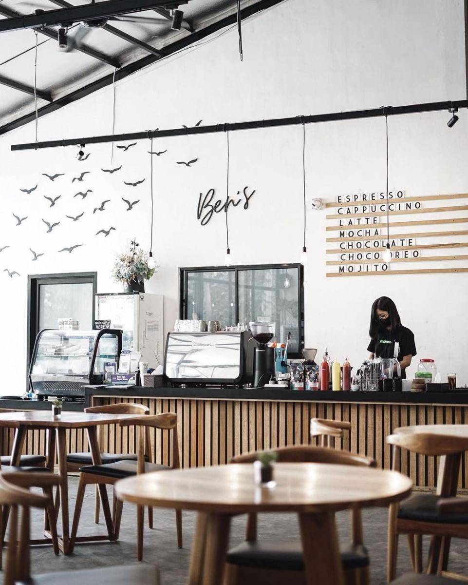 indoor Ben's Coffee and Eatery (instagram.com/benscafe_)