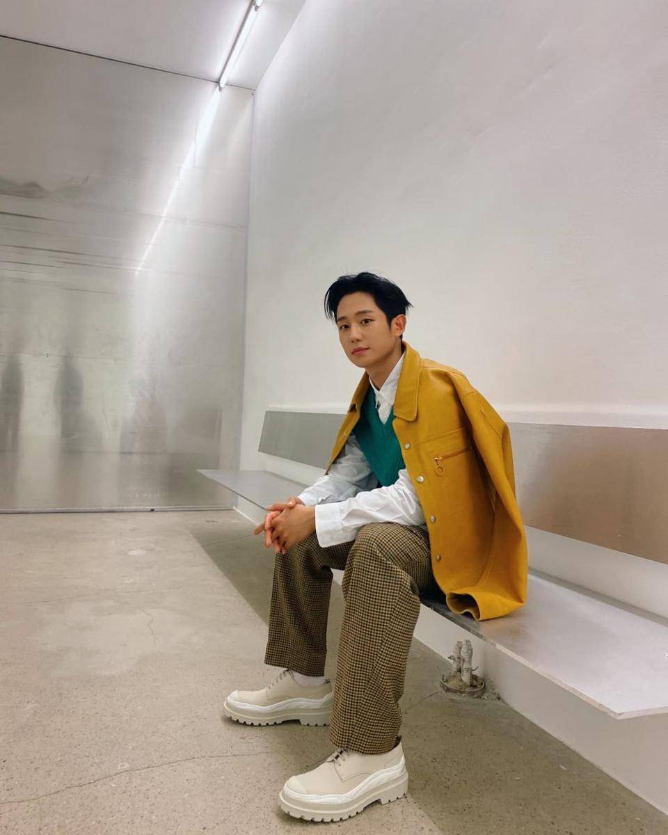 gaya layering outfit ala Jung Hae In (instagram.com/holyhaein)