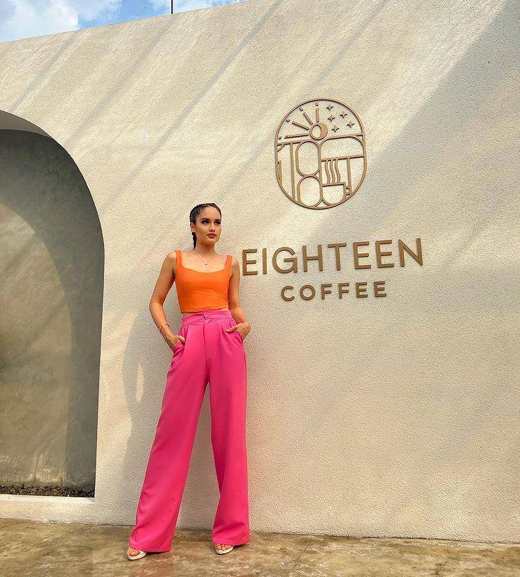 ide ootd sleeveless crop top (instagram.com/claurakiehl)
