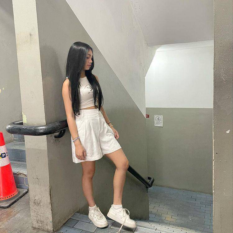 ide ootd sleeveless crop top (instagram.com/naura.ayu)