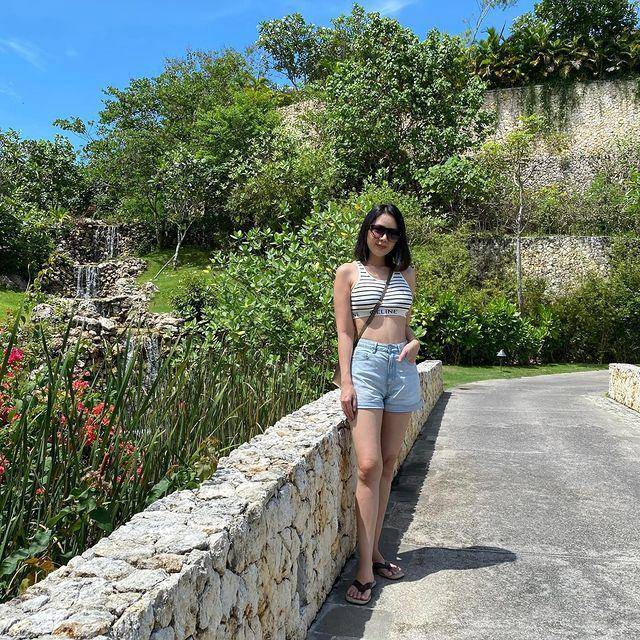 ide ootd sleeveless crop top (instagram.com/agnes_jennifer)
