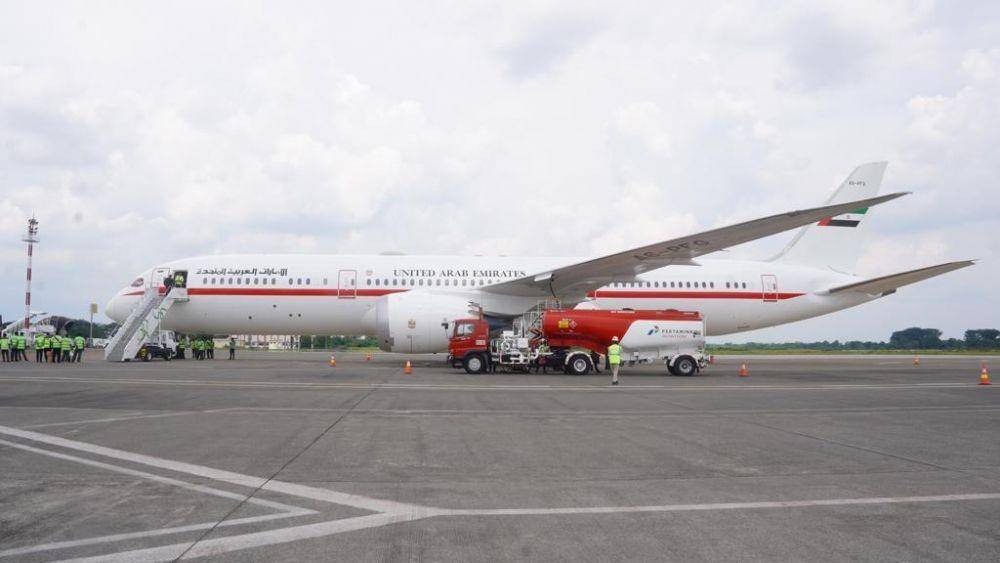 PT Pertamina Patra Niaga Regional Jawa Bagian Tengah melalui Depot Pengisian Pesawat Udara (DPPU) Adi Soemarmo mendistribusikan Avtur untuk pesawat delegasi Uni Emirat Arab (UEA) (Dok. Pertamina)