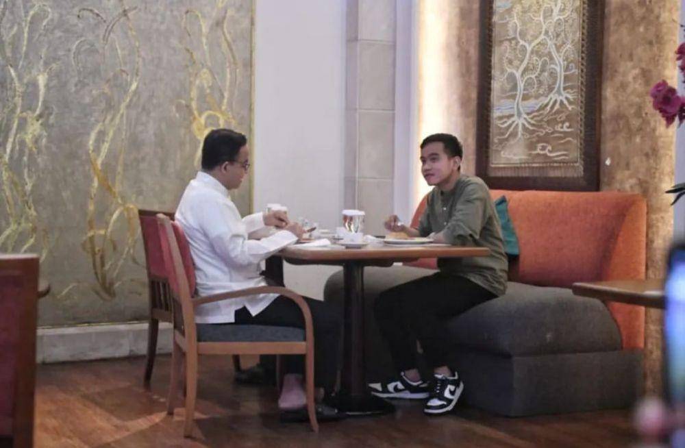 Wali Kota Solo, Gibran Rakabuming Raka unggah foto bareng Anies sandingkan dengan acara KTT G20. (twitter.com/gibran_tweet)