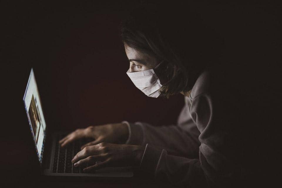 ilustrasi seseorang yang sedang berselancar di internet (pixabay.com/Engin_Akyurt)