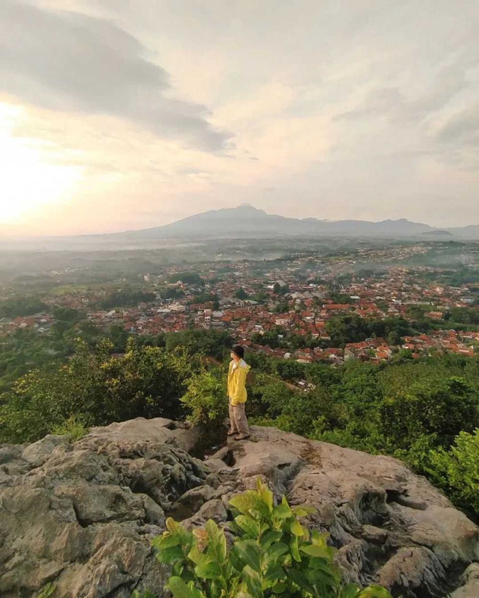 10 Potret Puncak Batu Roti, Spot Berburu City Lights di Bogor