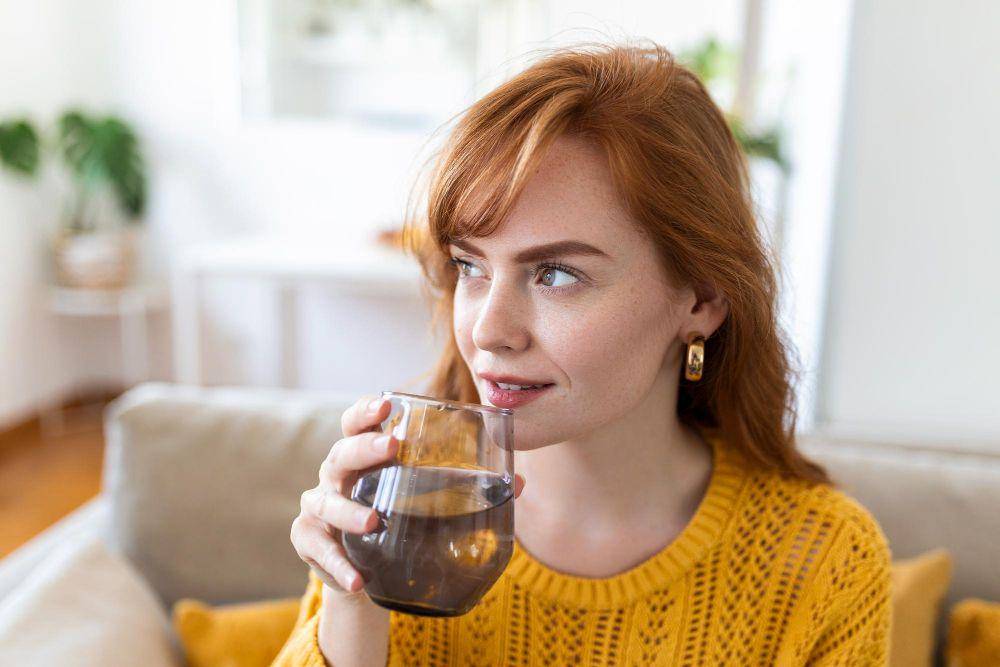 ilustrasi perempuan sedang minum. (Pexels.com/stefamerpik)