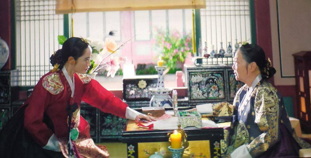 potret Kim Hye Soo di drama saeguk Under Queen's Umbrella (dok. tvN/Under Queen's Umbrella)